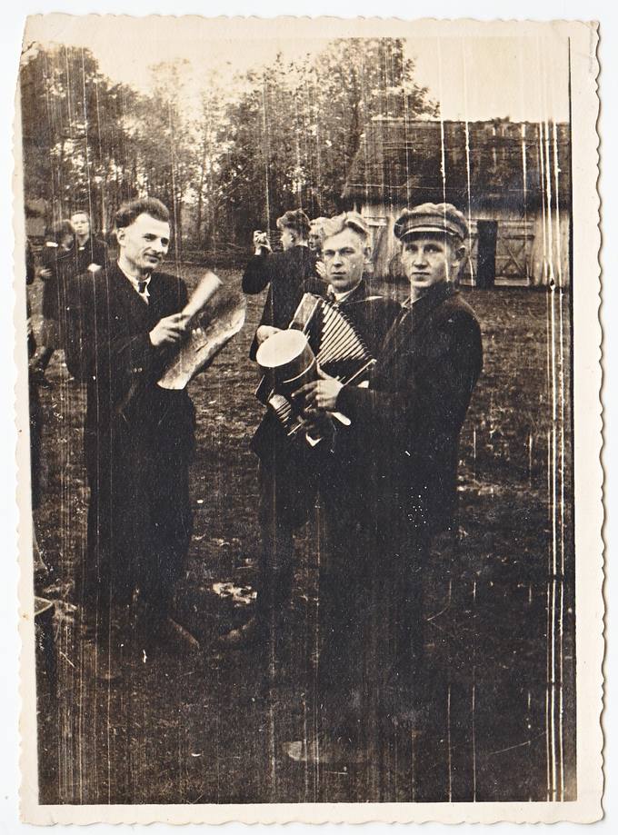 Stanislovas Anilionis (centre) su draugais. Iš kairės: Bruonas Tribuišis ir Mindaugas Jasevičius 